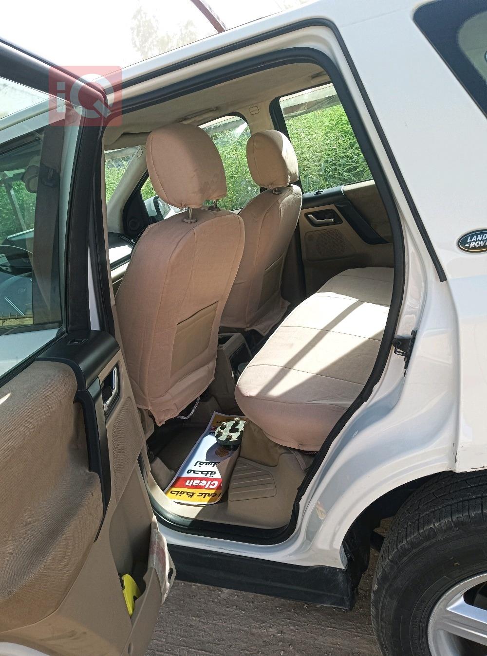 لاند روفر LR2